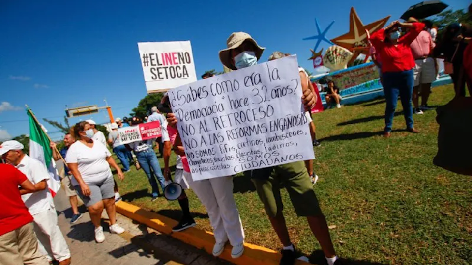 Marcha en Cancún en defensa del INE