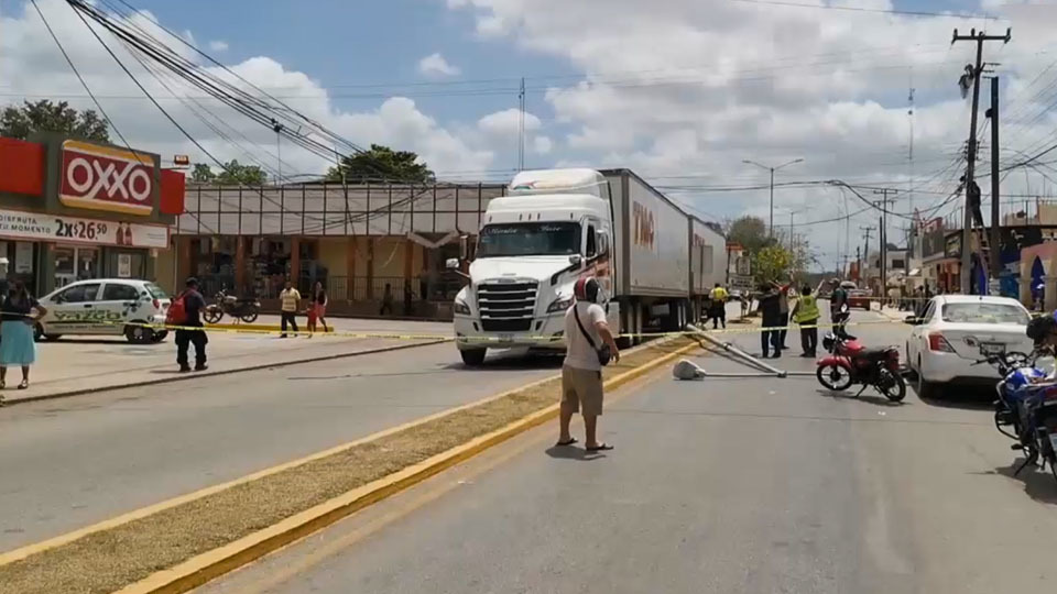 Trailer Ocasiona Accidente Llevandose Varios Postes