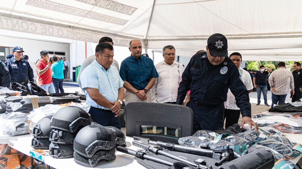 Entrega Marciano Dzul nuevo equipamiento a la Secretaría de Seguridad