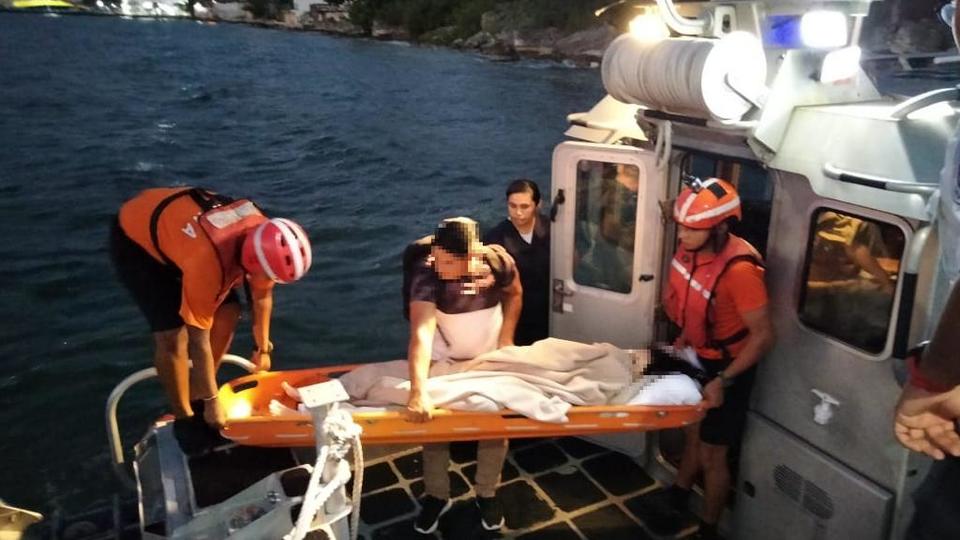 Personal naval realiza evacuación médica de una persona en costas de