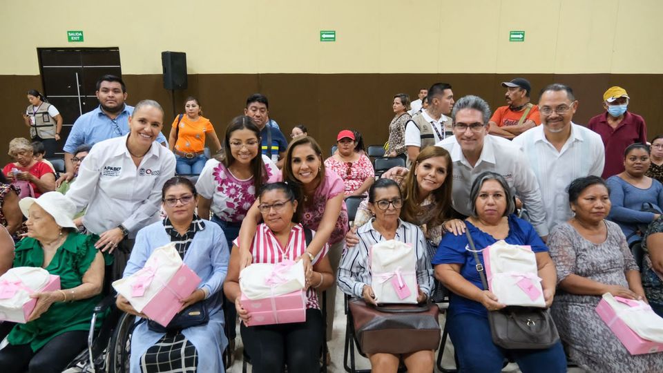 Entrega Mara Lezama prótesis a mujeres sobrevivientes de cáncer de mama