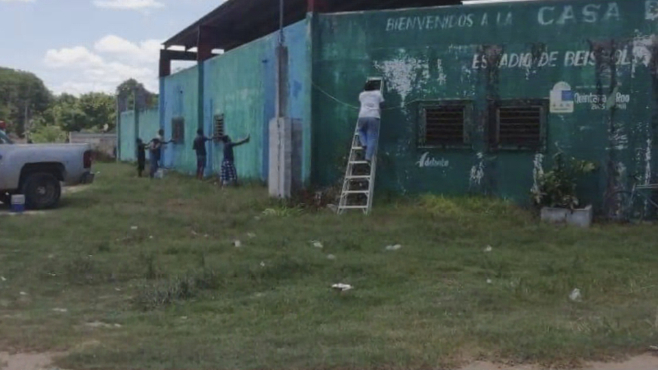 Ba Os Del Estadio De B Isbol De Dziuch En Malas Condiciones