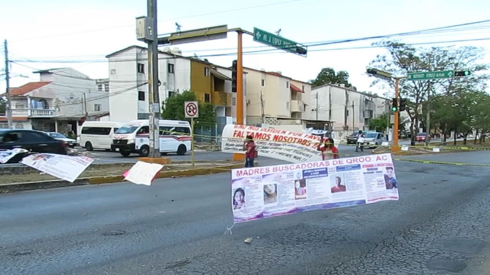 Madres Buscadoras se manifiestan bloqueando la avenida Nichupté