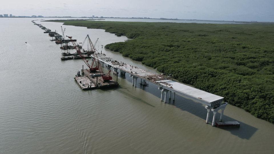 Da inicio la pavimentación del puente Nichupté dentro de la laguna