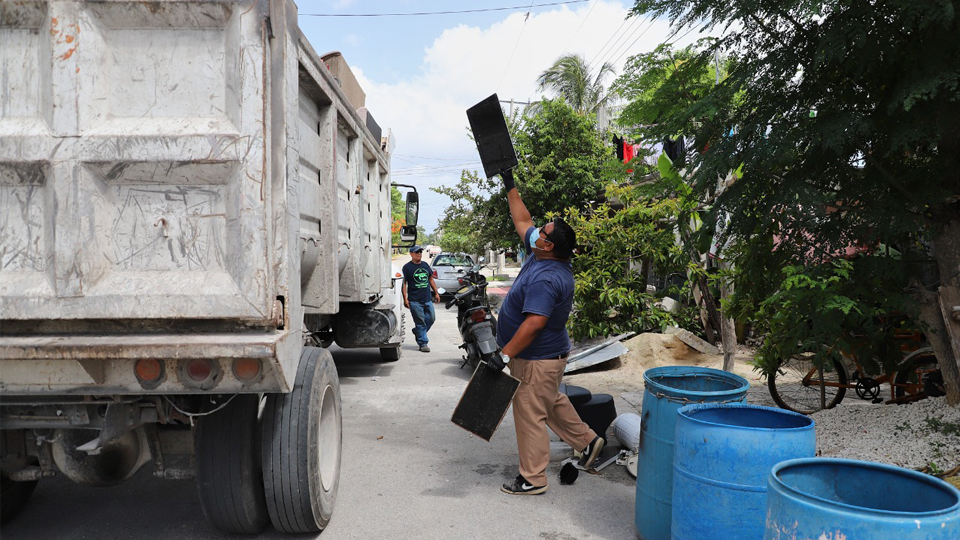 Continúan los trabajos de descacharrización en colonias de Cozumel