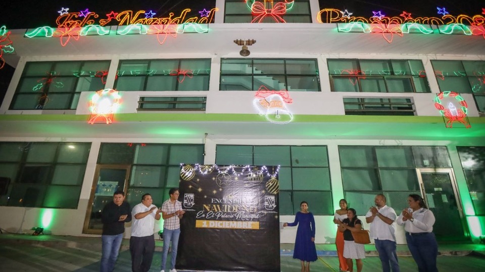 Puerto Morelos ilumina el Palacio Municipal con motivo de Navidad