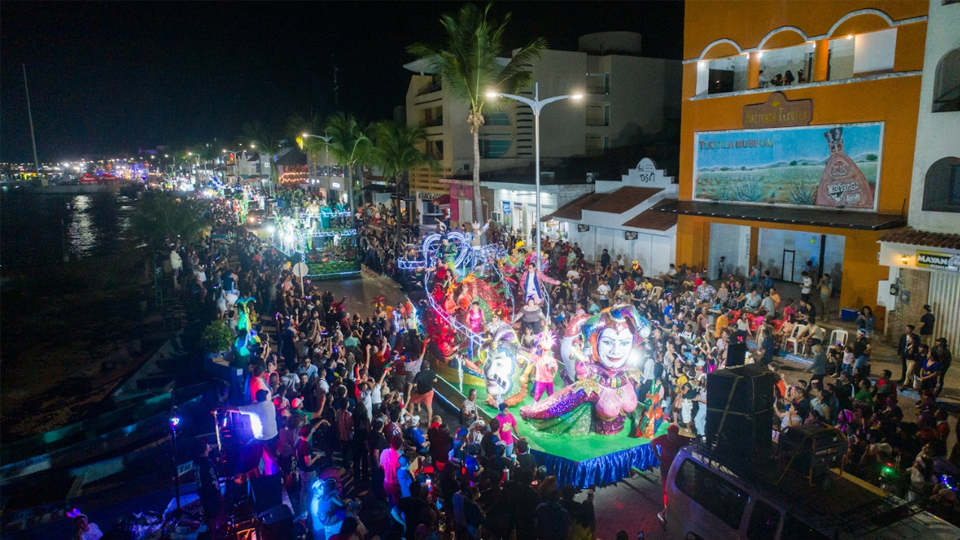 Con total éxito inician los paseos de carros alegóricos del carnaval  Cozumel 2023