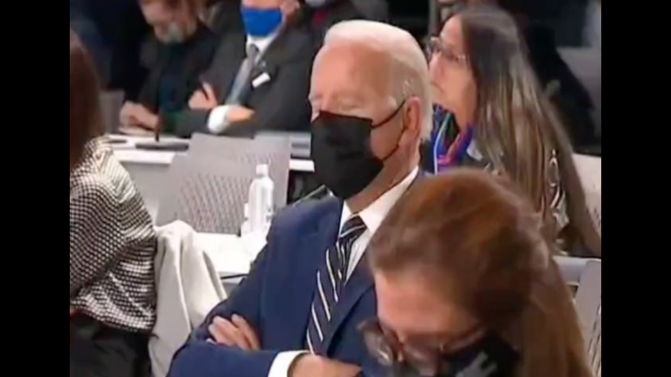 Video: Joe Biden es captado durmiendo en la COP26
